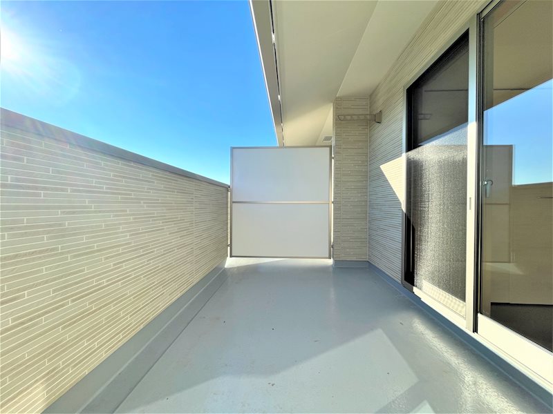 バルコニー　バルコニーも広々。南向きの為陽が長く当たります。