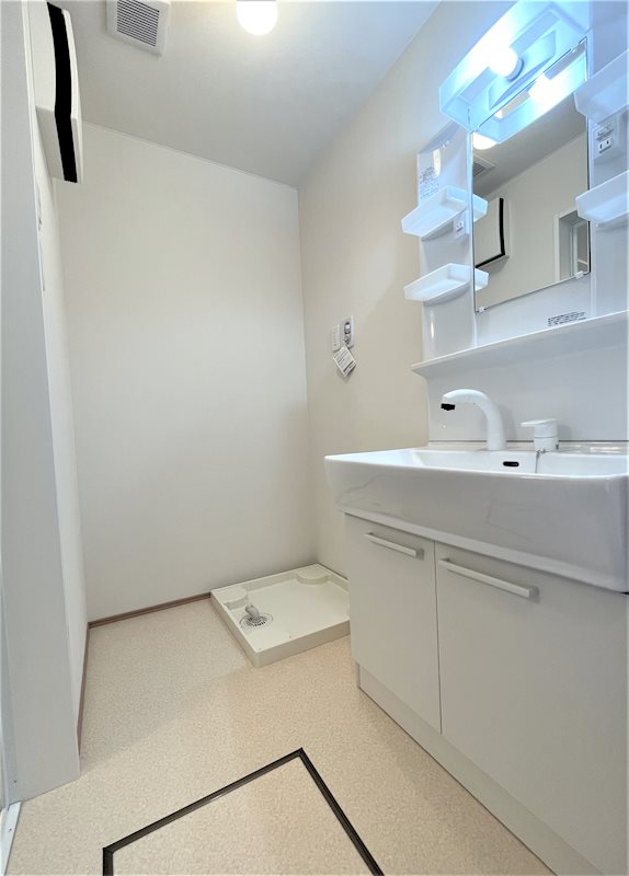 洗面設備　独立洗面化粧台の横に洗濯用防水パンになっています。