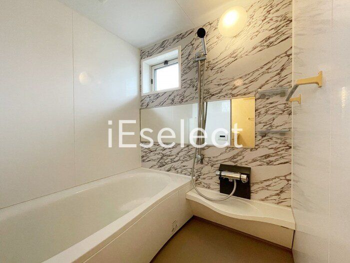 バス・シャワールーム　ゆったりとした一坪の浴室は魅力的です