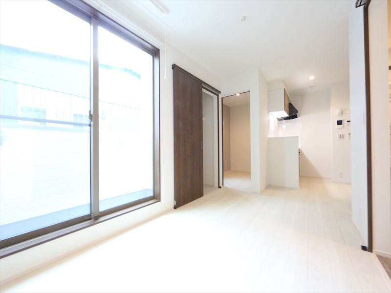 居室・リビング　ＬＤＫ9.4帖　システムキッチン　エアコン完備　バルコニー