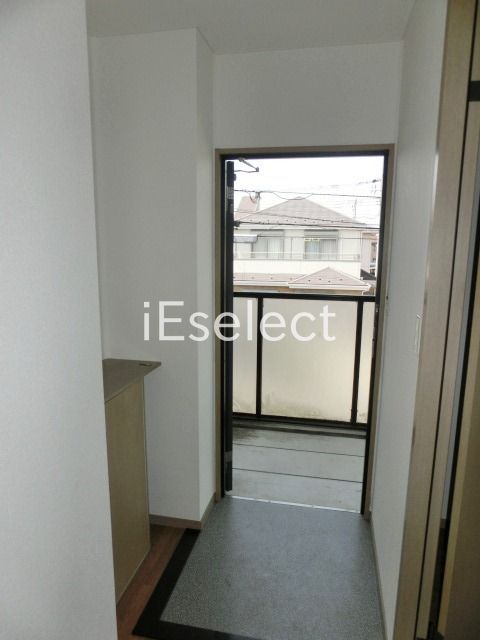 玄関　玄関にはシューズボックスあります