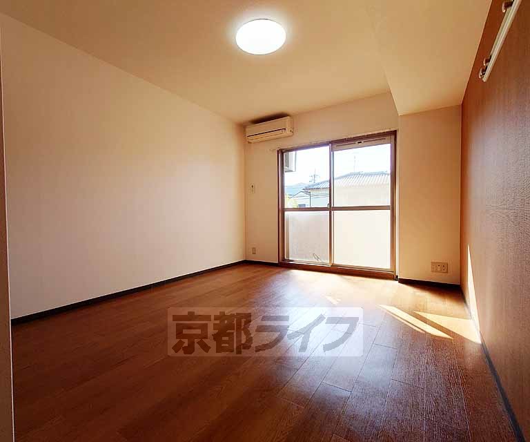 居室・リビング　清潔感のある室内です。