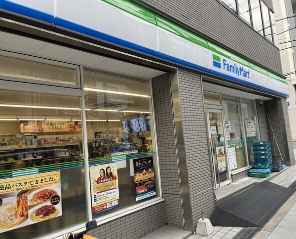 コンビニ　ファミリーマート本町橋店（コンビニ）まで486m