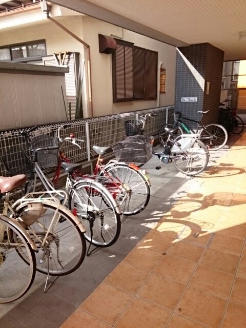 その他共有部分　屋根付きの駐輪場です。