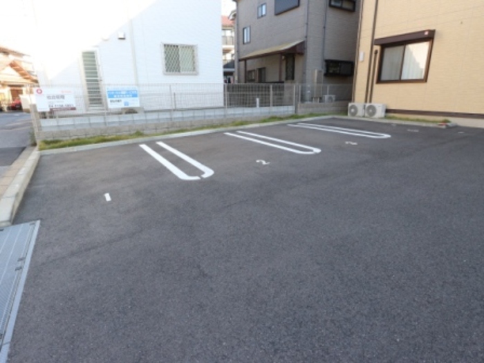 駐車場　駐車場に車を止められます