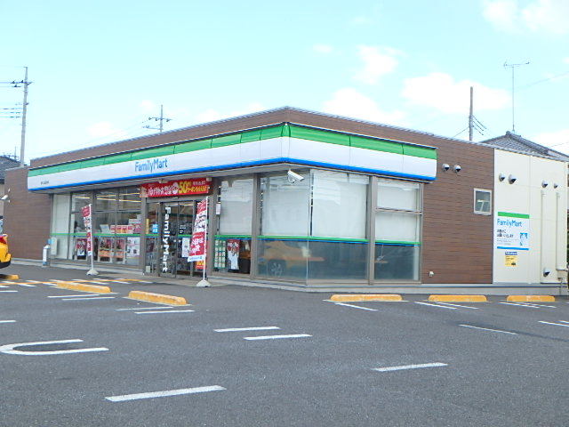 コンビニ　ファミリーマート（コンビニ）まで867m