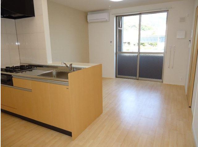 居室・リビング　リビングには快適に過ごせるエアコン付き♪