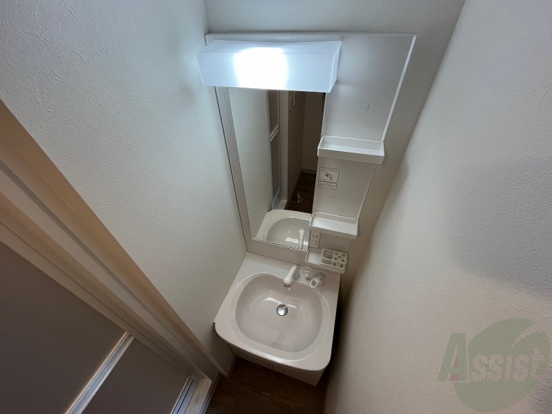 洗面設備　大きくて使いやすそうな独立洗面台になっています。