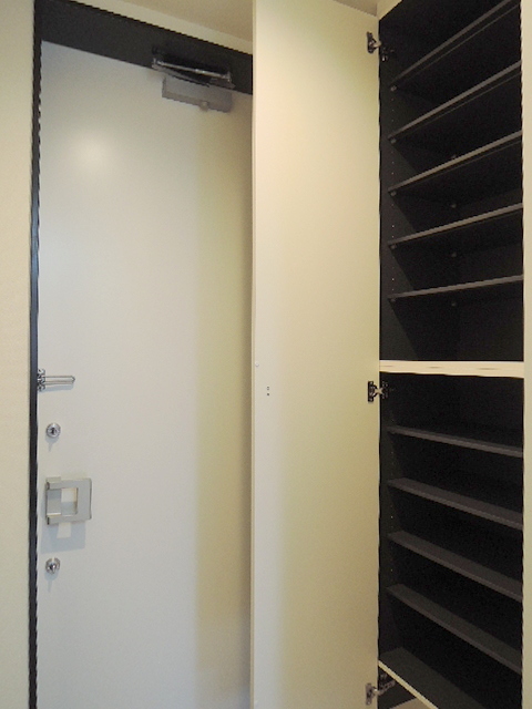 玄関　玄関にはトールタイプのシューズボックス