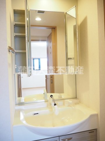 洗面設備　3面鏡の独立洗面台　洗面脱衣所