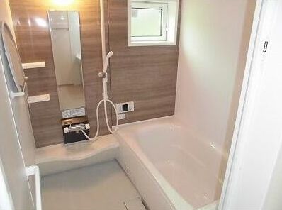 バス・シャワールーム　清潔感のあるバスルームです。