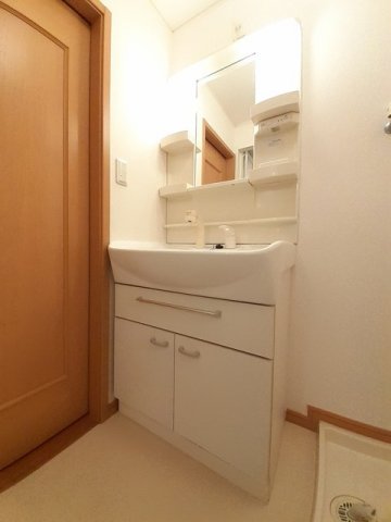 洗面設備　ゆったりとスペースのある洗面所