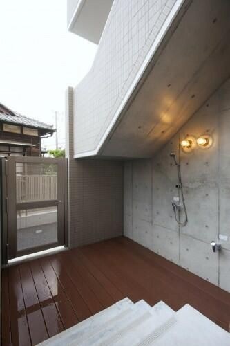 その他共有部分　共用シャワー（シャワー水栓、足洗い用水栓）、1階裏口横に設置