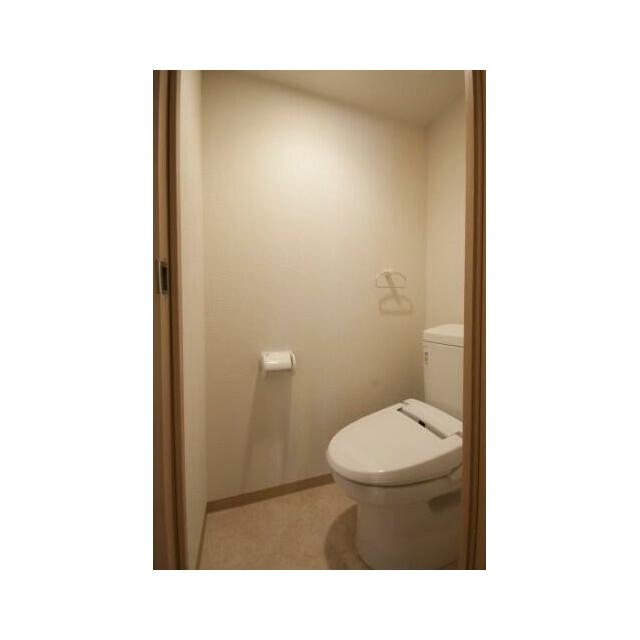 トイレ　シャワートイレ、暖房便座・収納棚付き