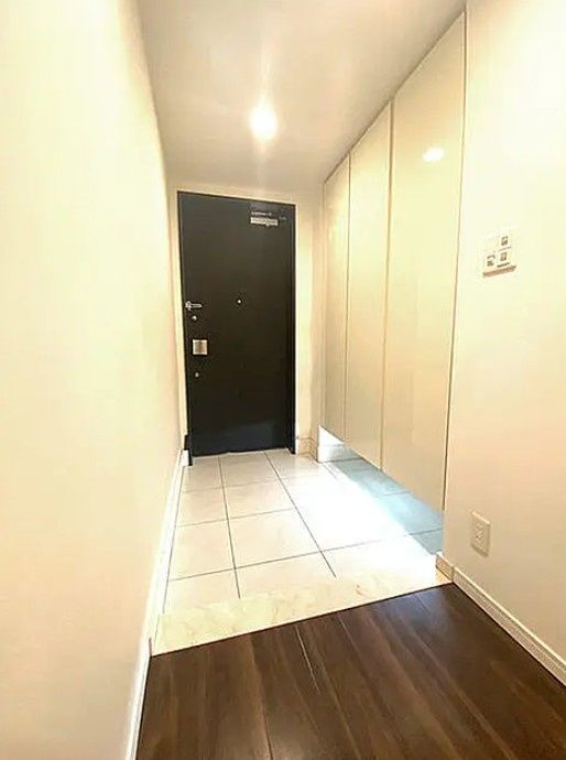 玄関　写真は同タイプ住居です。