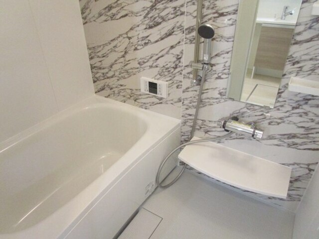 バス・シャワールーム　浴室換気乾燥機付き　追い焚き給湯