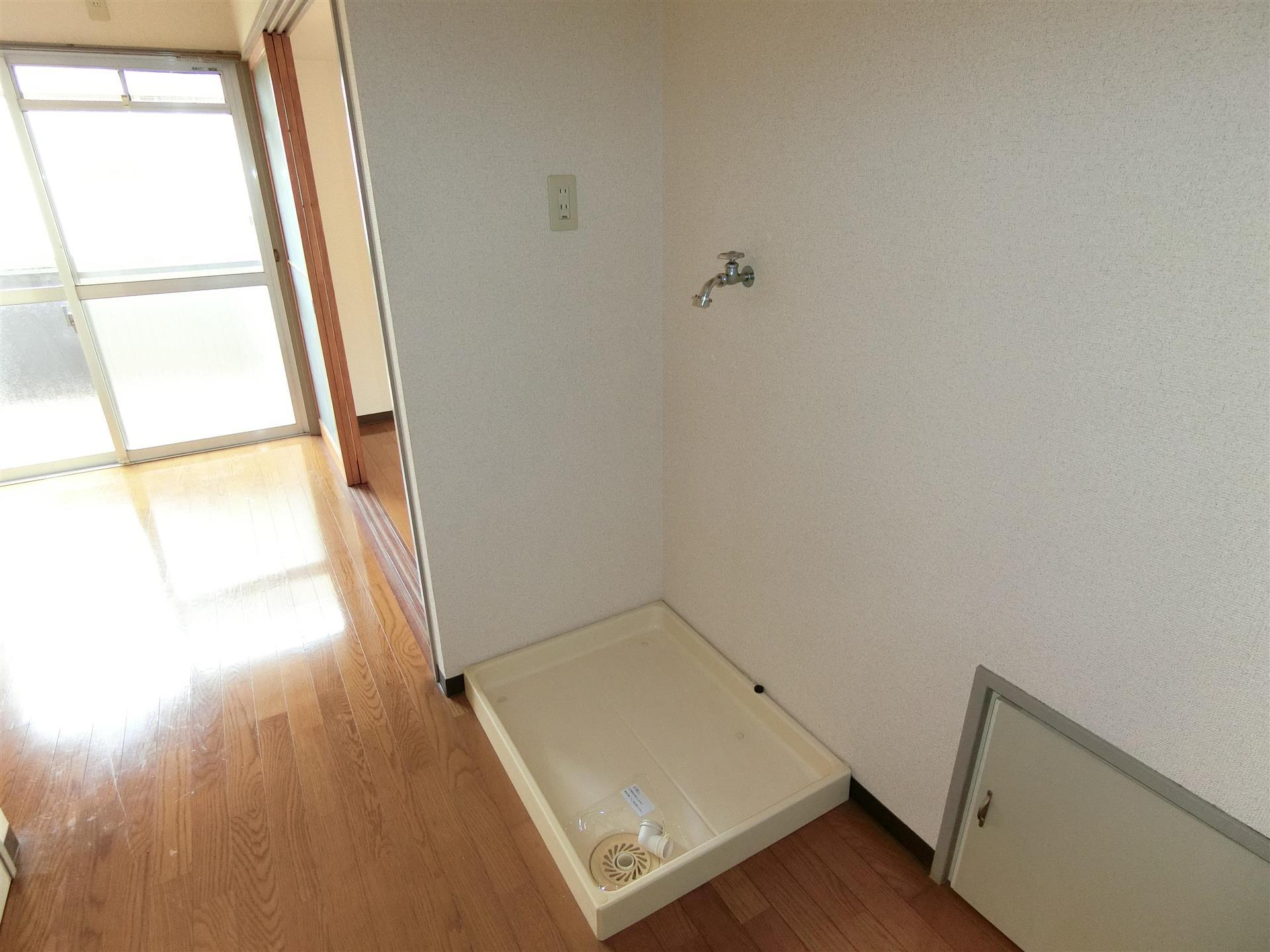 その他設備　室内洗濯機置き場は防水パン付きです♪