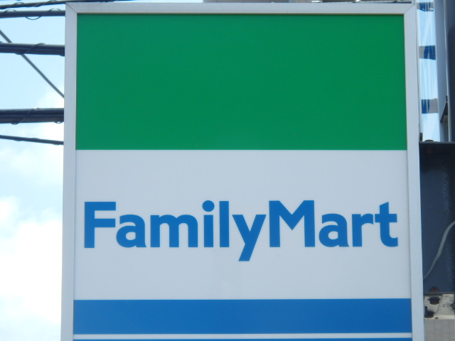 コンビニ　ファミリーマート（コンビニ）まで59m