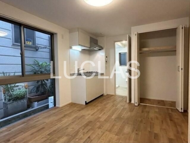 居室・リビング　落ち着いた色味の床材がくつろぎ空間を演出♪