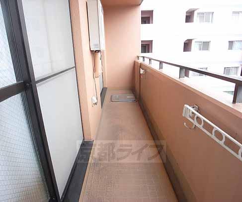 バルコニー　広く日当たりの良いバルコニー。