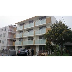 駐車場　建物入口です♪