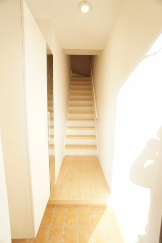 玄関　※同物件・反転タイプの写真です。