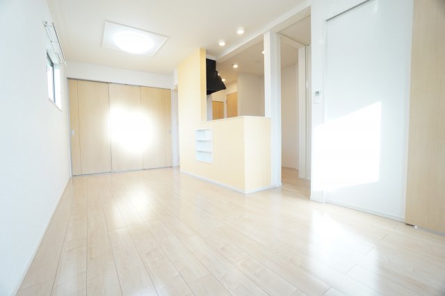 居室・リビング　※同物件・反転タイプの写真です。