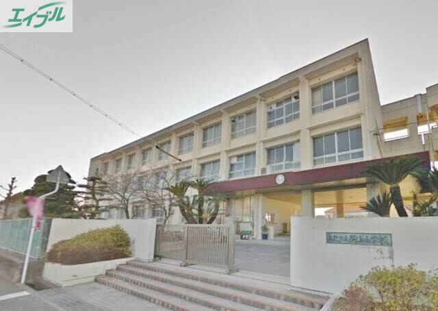 小学校　玉野市立胸上小学校（小学校）まで556m