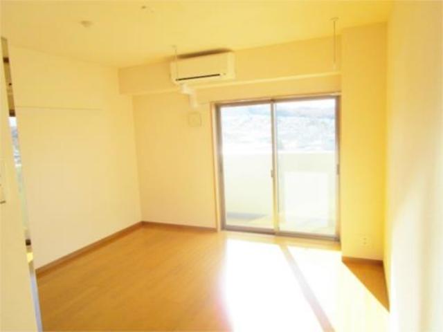 居室・リビング　明るい洋室８，８帖