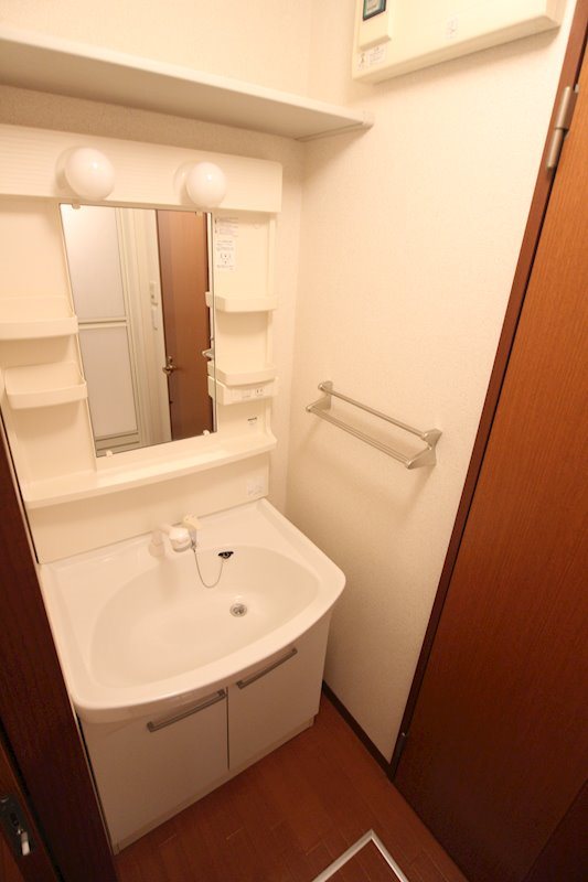 洗面設備　鏡付きの独立洗面台完備。