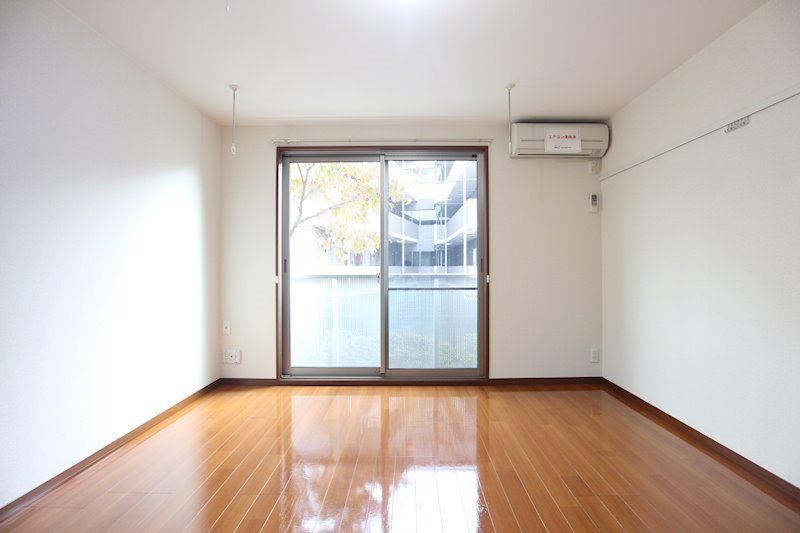 居室・リビング　落ち着いた色のフローリングです。