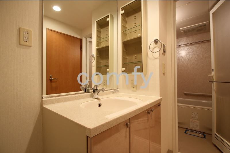 洗面設備　清潔感のあるパウダールーム