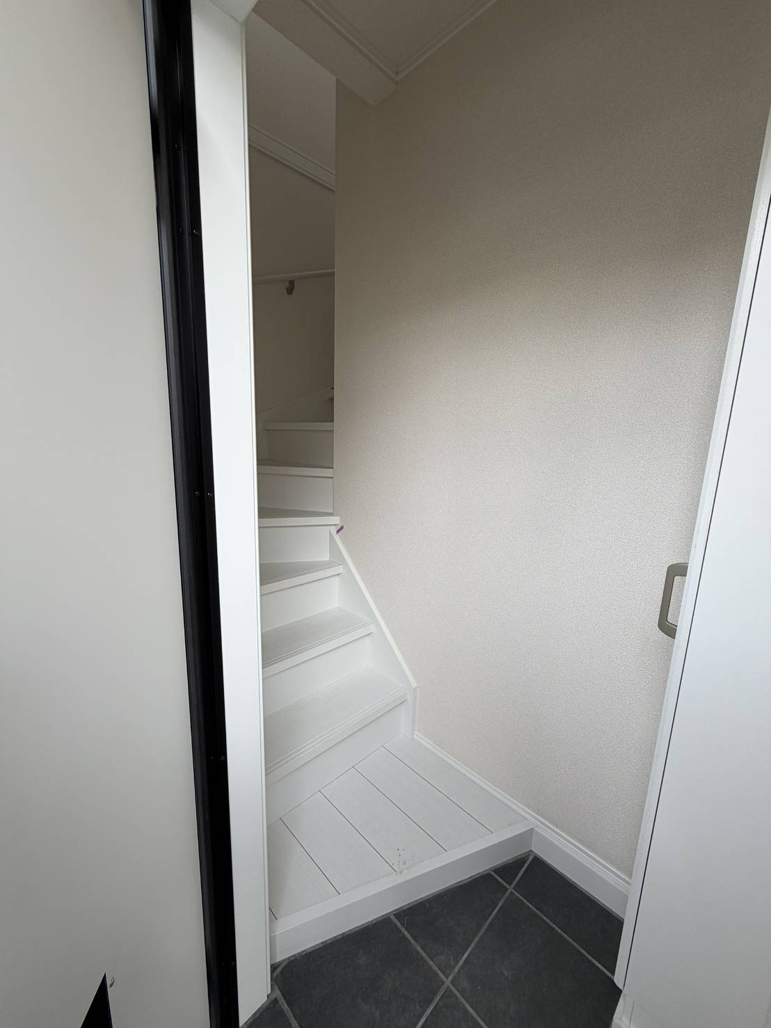 玄関　白を基調とした、清潔感のある玄関です