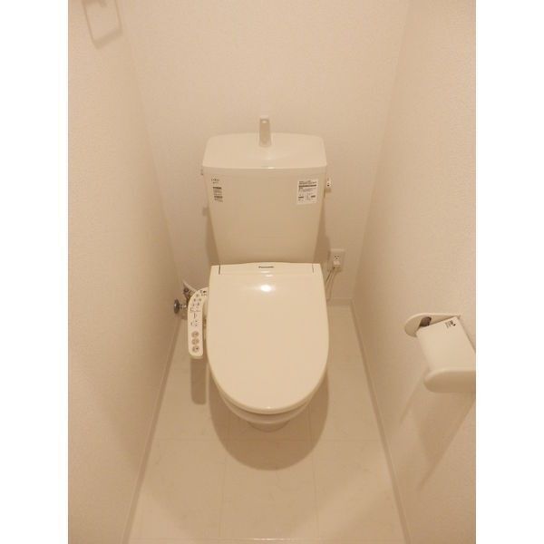 トイレ　※写真は別号室です。