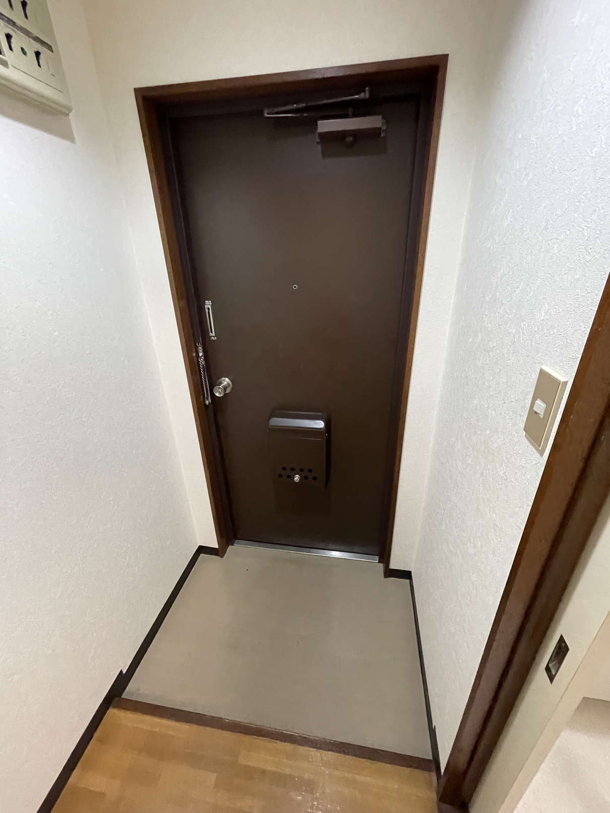 玄関　※同物件別号室の参考写真です。