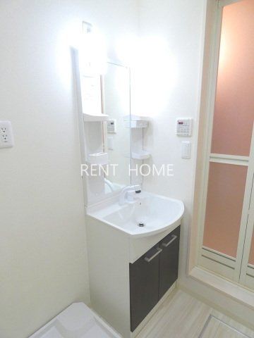 洗面設備　シャンプードレッサーの独立洗面所です。