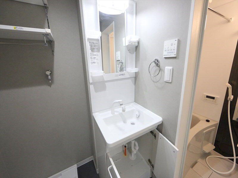 洗面設備　脱衣所　独立洗面台（シャンプードレッサー付）収納スペース有