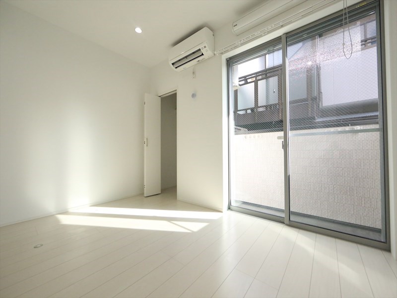 バルコニー　洋室6.2帖　クローゼット付　エアコン完備　バルコニー