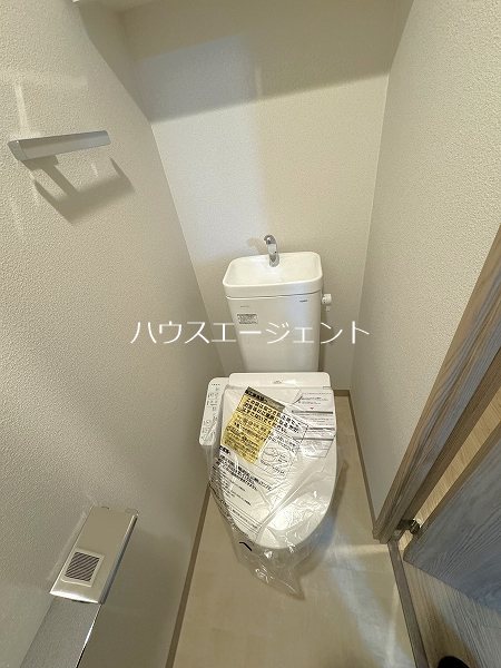 トイレ　温水洗浄便座付き冬はあったか。※別室の写真です