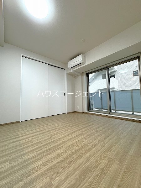 居室・リビング　窓の広いお部屋です。※別室の写真です