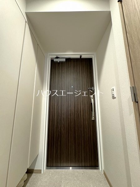 玄関　玄関横にシューズボックスがついています。※別室の写真です
