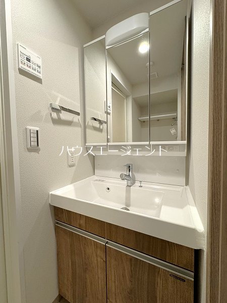 洗面設備　嬉しい独立洗面台。※別室の写真です