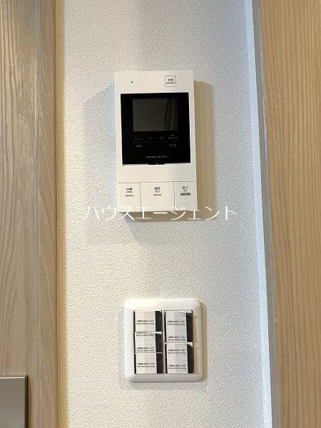 セキュリティ　TVモニター付きインターホンで来客時も安心。※別室の写真です