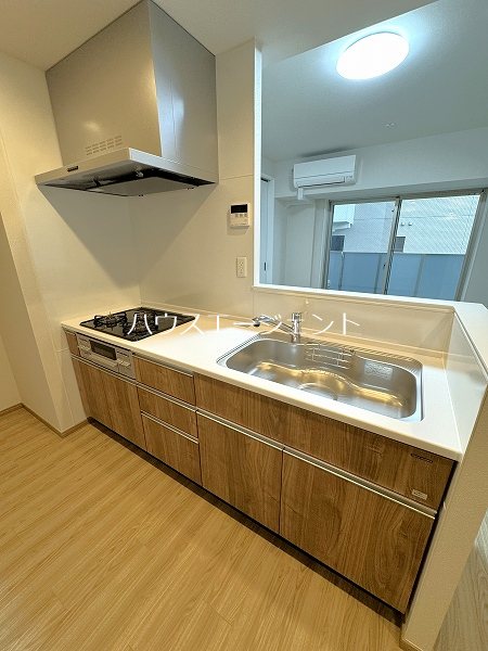 キッチン　シンクが広いシステムキッチンです。※別室の写真です