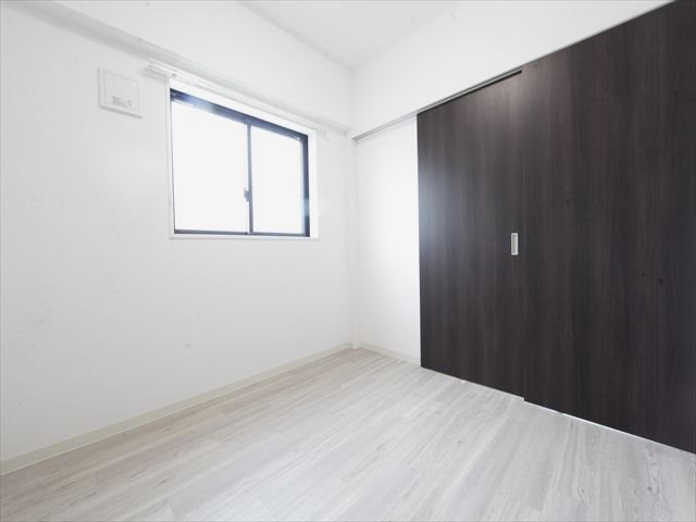 その他部屋・スペース　洋室4.33帖　収納充実しています