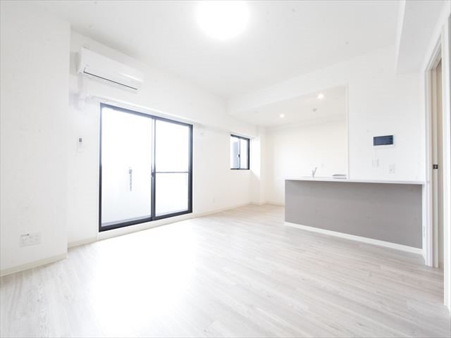 バルコニー　リビング14.26帖　エアコン完備　バルコニーに面しています