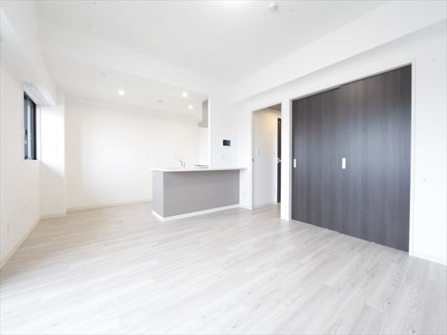 居室・リビング　リビング14.26帖　エアコン完備　バルコニーに面しています