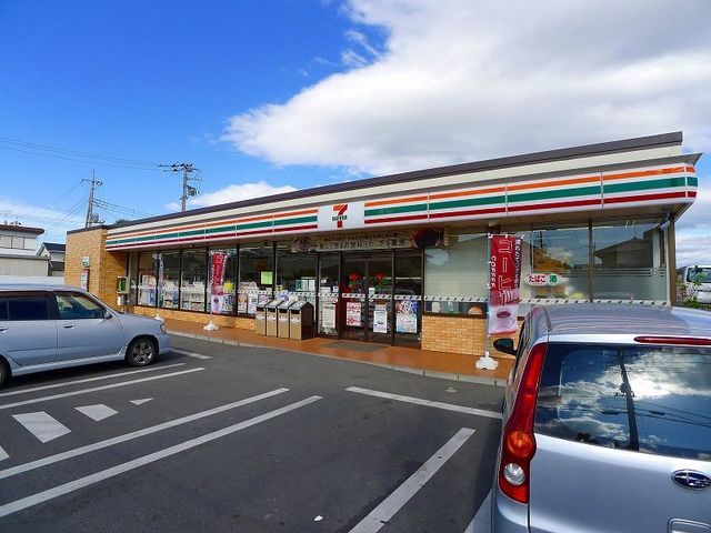 コンビニ　セブンイレブン運動公園西店（コンビニ）まで550m