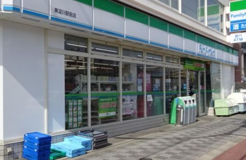コンビニ　ファミリーマート 東淀川駅前店（コンビニ）まで587m