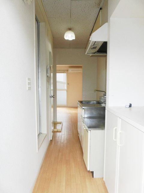 その他部屋・スペース　玄関からのキッチンです。